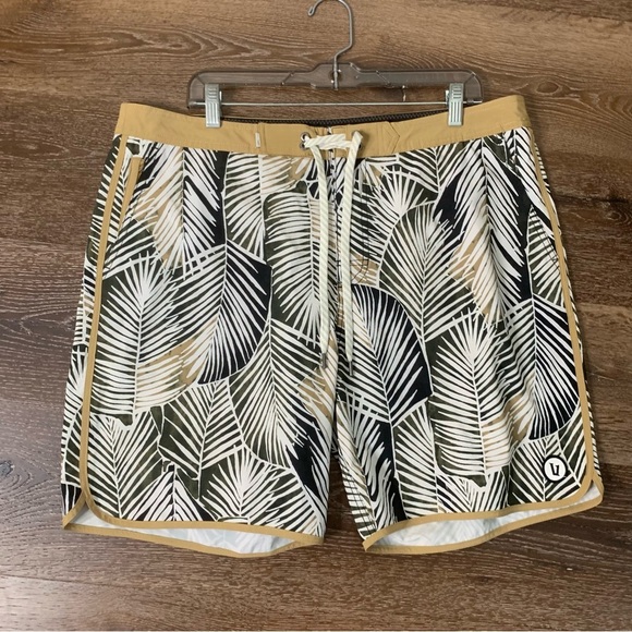 Vuori Mens cruise Boardshorts in palm tree print 36 - Picture 2 of 11